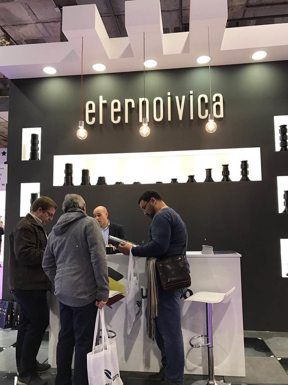 Alcuni interessati ai prodotti Eterno Ivica al nostro stand in fiera Cevisama 2018