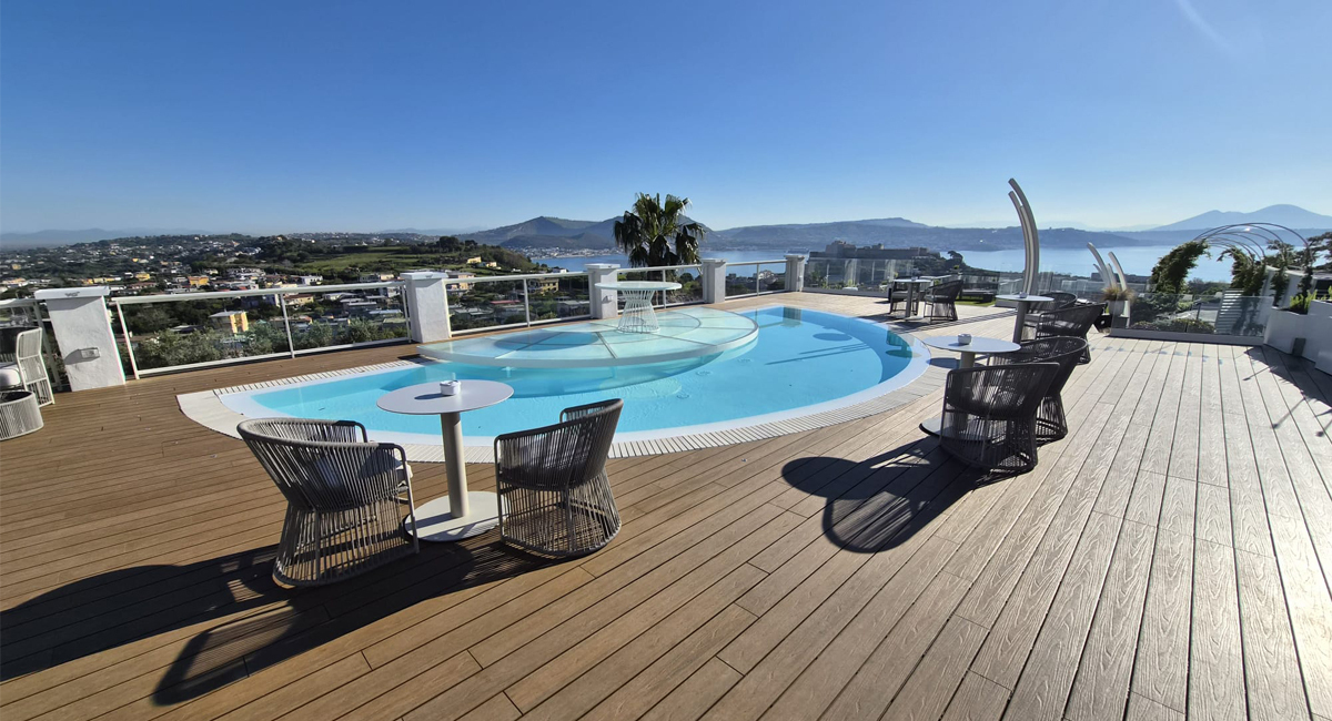 Précision et panorama : une margelle de piscine surélevée dans les Champs Phlégréens
